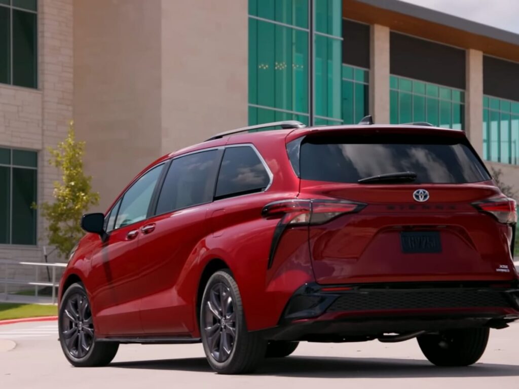 2024 toyota sienna xle 8 passenger specs